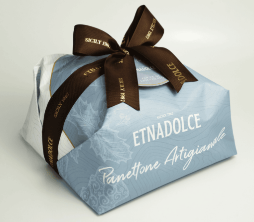 Chocolade panettone hand verpakt