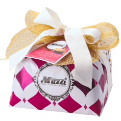 Muzzi Panettone gevuld met pistachecrème, gekonfijte frambozen en overgoten met witte chocolade 750 g (8 per doos) 1040480